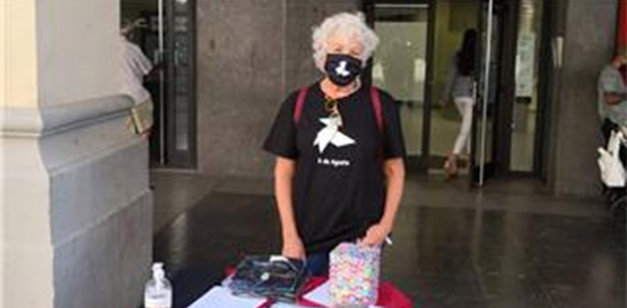 Mascarillas y camisetas con una pajarita rinden homenaje a Ramón Acín